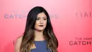 Kylie Jenner menyempurnakan penampilannya dengan mengenakan wig biru dengan poni, kacamata hitam, dan sepatu kets abu-abu. (Bintang/EPA)