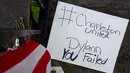 Sebuah tulisan di letakkan di luar Gereja Emanuel, Charleston, Amerika Serikat, Minggu (21/6/2015). Gereja tersebut dibuka kembali untuk ratusan jemaat yang berkabung usai penembakan yang menewaskan 9 orang. (REUTERS/Carlo Allegri) 