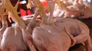 Ayam potong dijual di Pasar Kebayoran Lama, Jakarta, Rabu (14/4/2021). Memasuki bulan Ramadan, harga daging ayam alami kenaikan dari Rp 39 ribu menjadi Rp 45 ribu per kilogram. (Liputan6.com/Angga Yuniar)