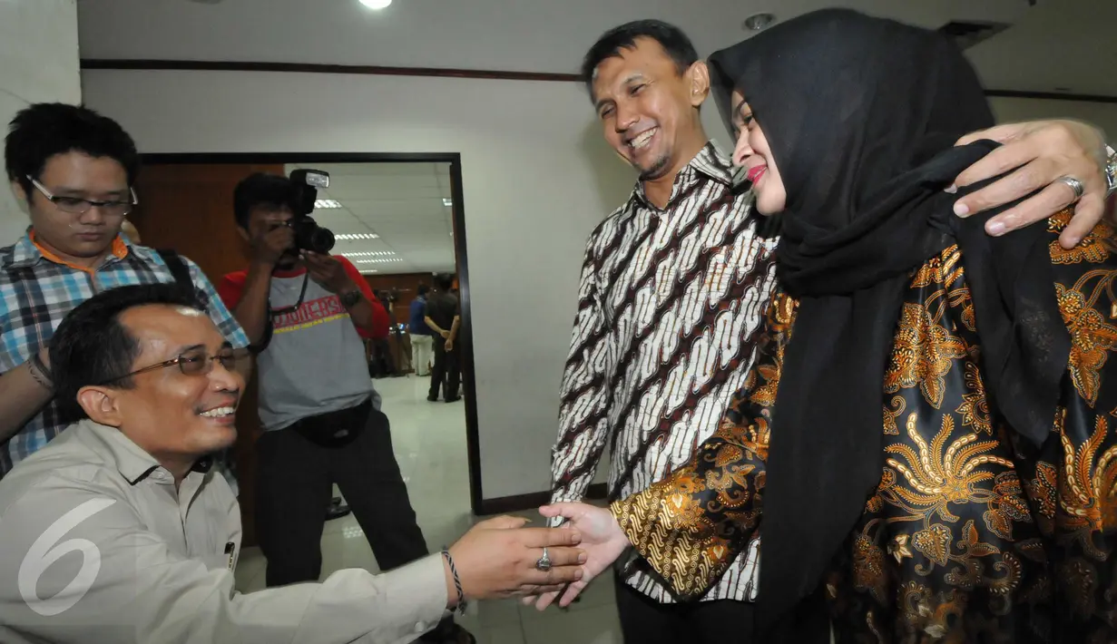Istri Gatot Pujo Nugroho, Evy Susanti bersalaman saat akan menjalani sidang di Pengadilan Tipikor, Jakarta, Kamis (22/10/2015). Gatot dan Evy akan memberi kesaksian terkait kasus Dana Bansos Pemprov Sumut (Liputan6.com/Helmi Afandi)