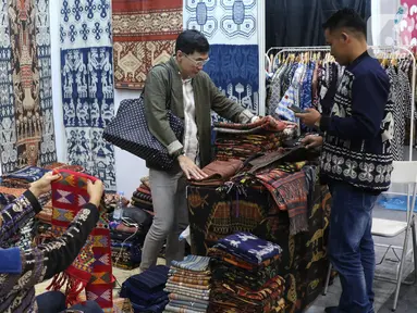 Pengunjung melihat produk yang dipamerkan dalam Crafina 2019 di JCC, Jakarta, Rabu (16/10/2019). Crafina 2019 diikuti sekitar 357 perusahaan kerajinan Indonesia. (Liputan6.com/Angga Yuniar)