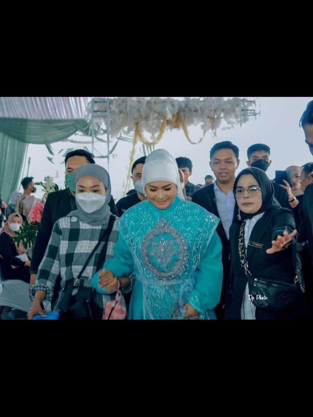 6 Potret Ikke Nurjanah Manggung di Acara Hajatan Pernikahan, Tampil Sederhana