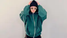 Tampil dengan busana hitam yang dipadukan dengan jaket oversize hijau, gaya Kang Seung Yoon ini tak lepas dari sorotan. Dirinya bahkan memilih menggunakan kacamata frame oval serta beanie hat sebagai detail penampilannya. (Liputan6.com/IG/@w_n_r00)