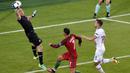 Kiper Islandia, Hannes Halldersson, menepis tendangan striker Portugal, Cristiano Ronaldo, pada laga Grup F Piala Eropa di Stadion Geoffroy Guichard, St Etienne, Rabu (14/6/2016). Islandia bermain imbang 1-1 dengan Portugal. (AFP/Jean-Philippe Ksiazek)