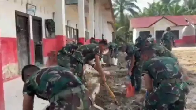 Anggota TNI Bersihkan Area SD