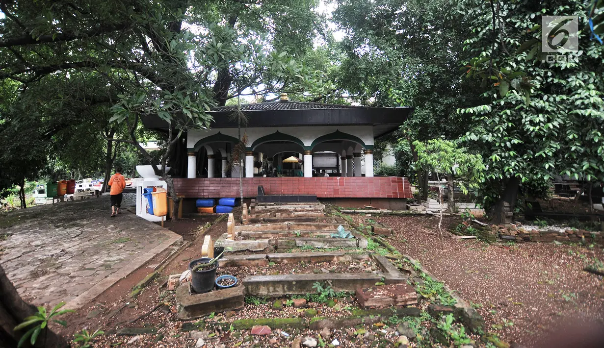 Kondisi makam Pangeran Jayakarta, Jakarta, Senin (21/1). Perluasan kompleks makam Pangeran Jayakarta dilakukan dengan menambah sarana guna meningkatkan kenyamanan bagi peziarah. (Merdeka.com/Iqbal Nugroho)
