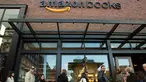 Pelanggan mengantre masuk ke toko buku baru di University Village di Seattle, Washington, Selasa (3/11). Setelah 20 tahun mejual buku secara online, akhirnya Amazon membuka toko buku fisik pertamanya yang bernama Amazon Books. (AFP Photo/Jason Redmond)