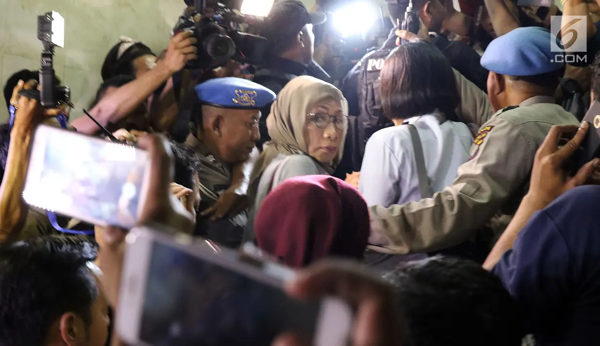 Aktivis Ratna Sarumpaet (tengah) saat dibawa menuju ruang Direktorat Reserse Kriminal Umum Polda Metro Jaya, Jakarta, Kamis (4/10). Ratna Sarumpaet ditangkap polisi di Bandara Soekarno-Hatta saat akan pergi ke luar negeri (Liputan6.com/Helmi Fithriansyah)