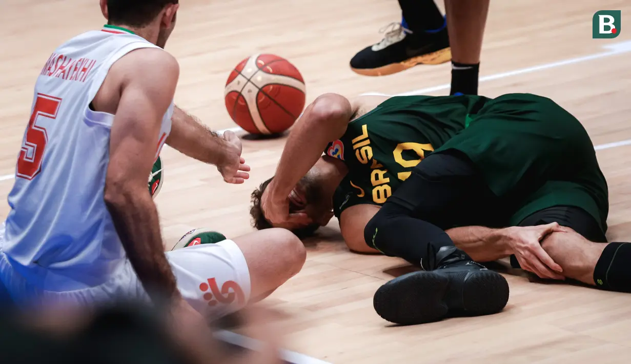 <p>Pebasket Brasil, Raul Neto Togni mengerang kesakitan setelah bertabrakan dengan pebasket Iran, Sajjad Mashayekhi pada laga Grup G Piala Dunia FIBA 2023 antara Timnas Basket Iran menghadapi Brasil di Indonesia Arena, Senayan, Jakarta, Sabtu (26/08/2023). (Bola.com/Bagaskara Lazuardi)</p>