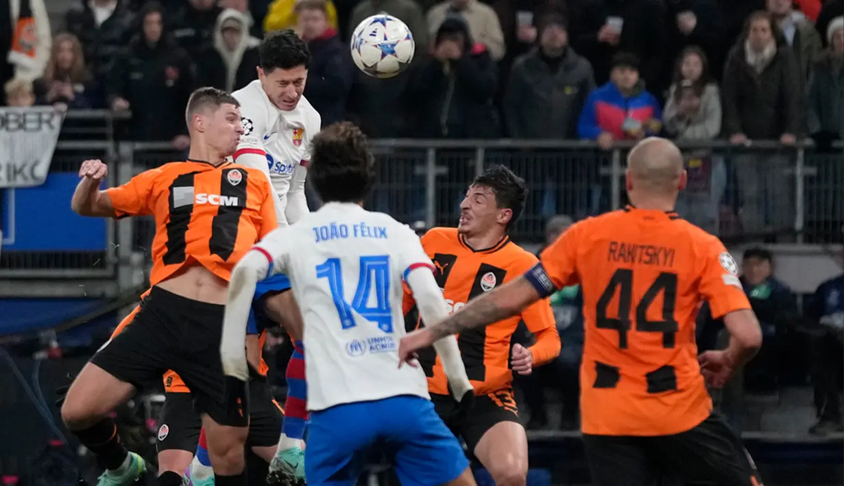 Setelah berusaha keras mengatasi tekanan Barcelona, menit ke-40 Shakhtar Donetsk berhasil mencetak gol kejutan. (AP Photo/Matthias Schrader)