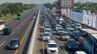 Kemacetan arus mudik 2019 terpantau di Tol Jakarta-Cikampek, Kamis (30/5/2019). (Abramena/Liputan6.com).