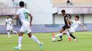 <p>Pemain Dewa United, Ricky Kambuaya berebut bola dengan pemain Persikabo 1973, Pedrinho pada laga lanjutan BRI Liga 1 2023/2024 di Indomilk Arena, Tangerang, Kamis (07/03/2024). (Bola.com/M Iqbal Ichsan)</p>