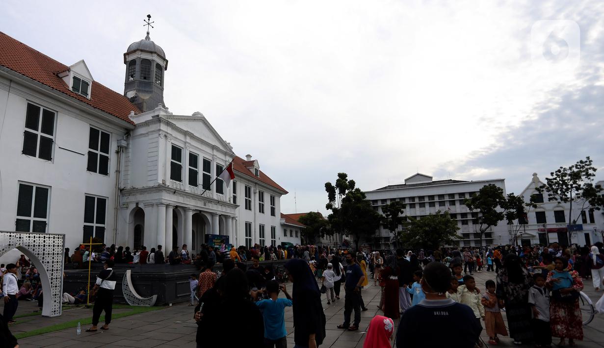 <p>Warga menikmati suasana Taman Fatahillah di Kota Tua, Jakarta, Selasa (25/4/2023). (Liputan6.com/Johan Tallo)</p>