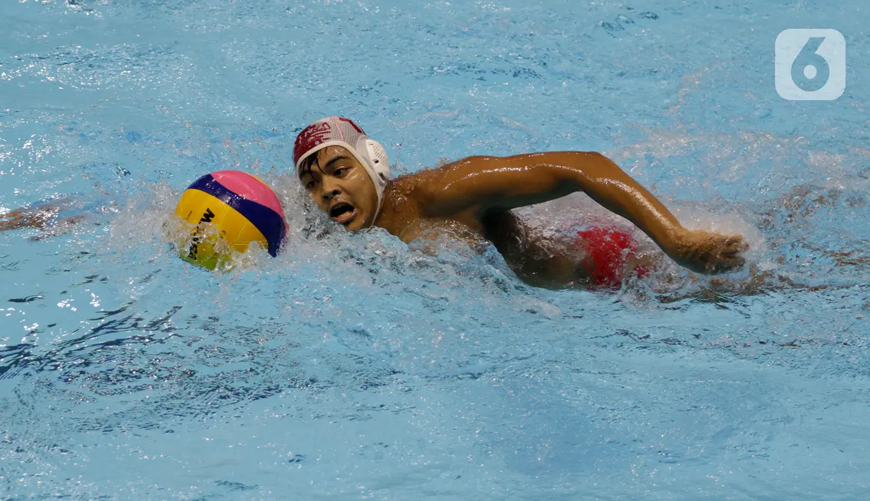 Atlet polo air putra Indonesia, Zaenal Arifin, membawa bola saat melawan Malaysia pada laga SEA Games 2019 di Aquatic Center, Clark, Filipina, Jumat (29/11/2019). Indonesia berhasil meraih emas perdana dari cabang polo air. (Bola.com/M Iqbal Ichsan)