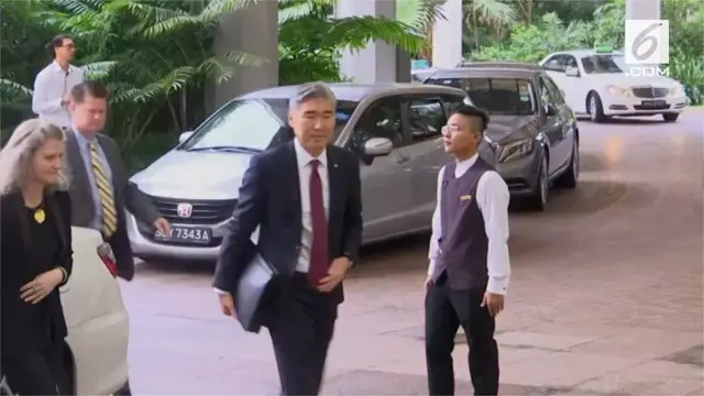 Sung Kim, Duta Besar AS untuk Filipina, dan Wakil Menteri Luar Negeri Korea Utara Choe Son Hui tiba di hotel Ritz Carlton di Singapura pada hari Senin, di mana mereka mengadakan pertemuan menjelang KTT antara Presiden AS Donald Trump dan pemimpin Kor...