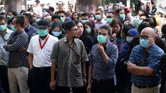 Ratusan Wadah Pegawai KPK menggelar aksi Solidaritas Untuk Gilang mengelilingi Gedung KPK Merah Putih di Jakarta, Kamis (7/9). Aksi barikade dengan bergandengan tangan sebagai bentuk dukungan dan solidaritas. (merdeka.com/Dwi Narwoko)