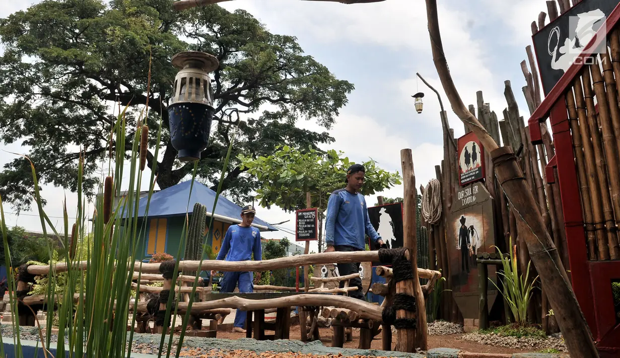 Petugas dari Dinas Sumber Daya Air (SDA) Bidang Aliran Tengah bersiap kembali menyelesaikan pembangunan Taman Robika di Pintu Air Manggarai, Jakarta, Kamis (14/3). (merdeka.com/Iqbal S. Nugroho)