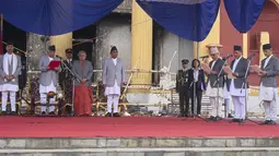 Presiden Nepal Ram Chandra Poudel (kedua dari kiri) didampingi oleh Perdana Menteri baru Sushila Karki (ketiga dari kiri) menghadiri upacara pengambilan sumpah jabatan para menteri di depan gedung kepresidenan di Kathmandu, Nepal, Senin 15 September 2025. (AP Photo/Niranjan Shrestha)