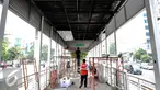 Pekerja menyelesaikan perbaikan halte transjakarta yang terbakar di Salemba, Jakarta, Selasa (7/7/2015). Halte tersebut rusak parah sebagai imbas dari terbakarnya bus Transjakarta koridor 5 pada hari Jumat (3/7) lalu. (Liputan6.com/Faizal Fanani)