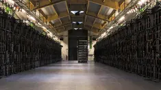 Rig pertambangan dari komputer super di dalam pabrik bitcoin 'Genesis Farming' di dekat Reykjavik, Islandia (16/3). Pabrik yang berada di lokasi rahasia di Islandia ini merupakan salah satu pabrik bitcoin terbesar di dunia. (AFP Photo/Halldor Kolbeins)
