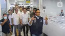 Gubernur DKI Jakarta Anies Baswedan bersiap meresmikan Halte TransJakarta Bundaran HI, Jakarta, Sabtu (15/10/2022). Agenda peresmian itu dilakukan sehari menjelang Anies lengser dari jabatan DKI 1. (Liputan6.com/Faizal Fanani)