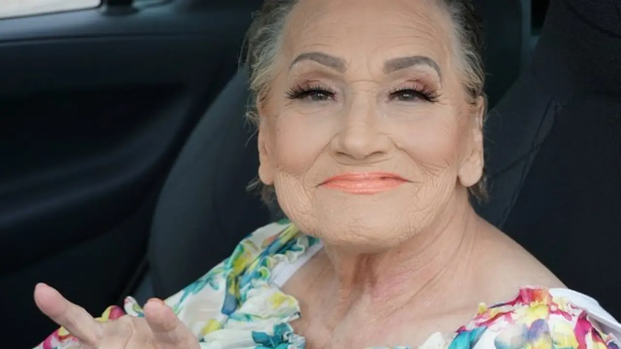 Nggak Kalah Glamour, Nenek 80 Tahun Ini Disebut 'Glam-Ma'