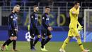 Para pemain Inter Milan tampak lesu usai gagal mengalahkan PSV Eindhoven pada laga Liga Champions di Stadion San Siro, Italia, Selasa (11/12). Kedua tim bermain imbang 1-1. (AP/Luca Bruno)
