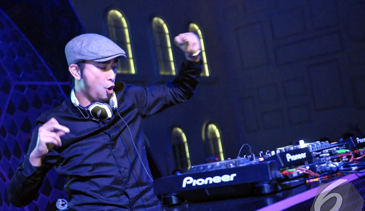 DJ Winky beraksi di Clear Black Party, Jakarta. Foto diambil pada Jumat (14/11/2014) (Liputan6.com/Panji Diksana)