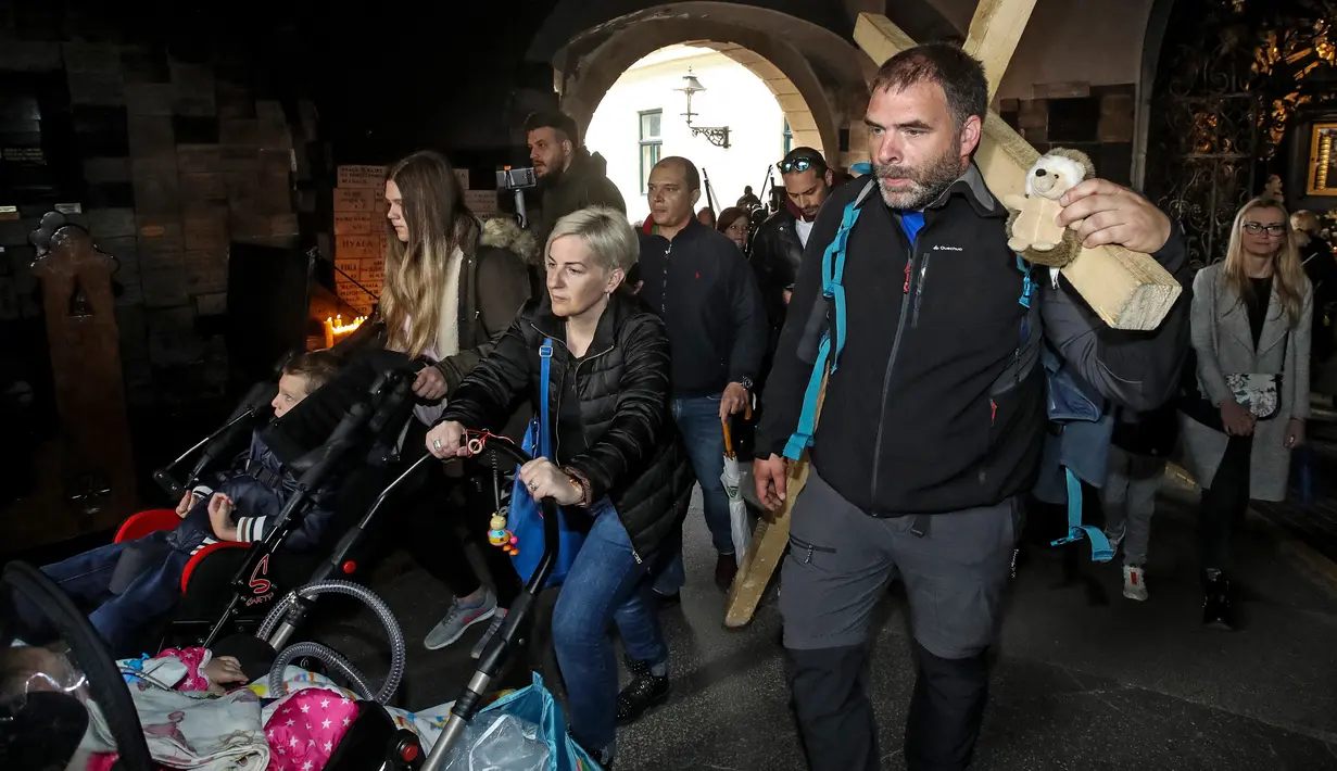 Seorang pria asal Kroasia, Sasa Pavlic tiba di ibu kota Zagreb sambil membawa salib, Kamis (5/4). Sasa Pavlic berjalan sambil membawa salib dari Pelabuhan Rijeka sebelah utara Kroasia, sehari sebelum paskah. (AFP PHOTO/STR)