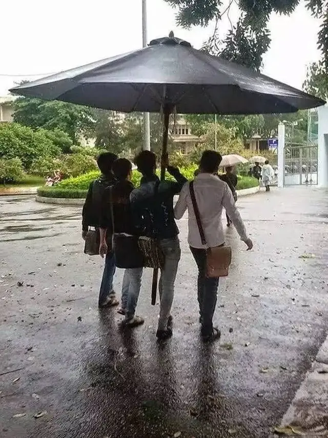 8 Potret Absurd Orang Pakai Payung di Musim Hujan Ini Kocak - Hot
