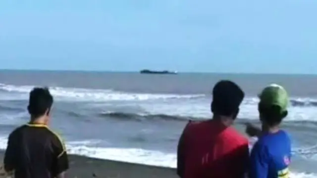 Kehabisan Bekal, Kapal Pengangkut Batubara Terdampar