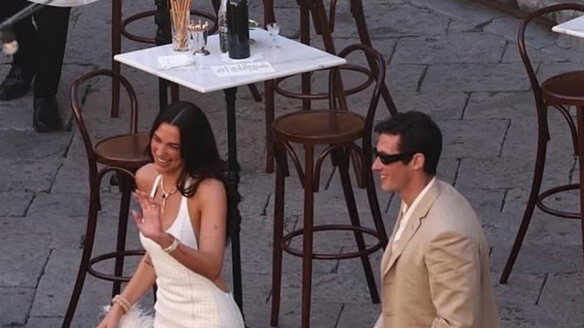 DeretanTren Pernikahan yang Akan Ditiru Para Bride dari Gaya Dua Lipa