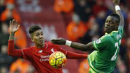 Gelandang Liverpool, Roberto Firmino, berebut bola dengan pemain Sunderland, Lamine Kone. Sementara Sunderland masih berada di zona degragasi tepatnya posisi ke-19. (Reuters/Phil Noble)
