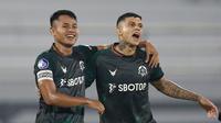 Pemain Persikabo 1973, Dimas Drajad dan Ciro Alves melakukan selebrasi usai mencetak gol ke gawang Madura United pada laga BRI Liga 1 di Stadion Kapten I Wayan Dipta, Gianyar, Selasa (29/03/2022). (Bola.com/ M Iqbal Ichsan)