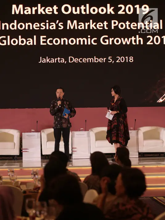 Kepala BKPM Thomas T Lembong (kiri) saat membuka Market Outlook 2019 di Jakarta, Rabu (5/12). Hingga Oktober 2018, Bank Mandiri memiliki 53.096 nasabah private dan prioritas banking. (Liputan6.com/Angga Yuniar)