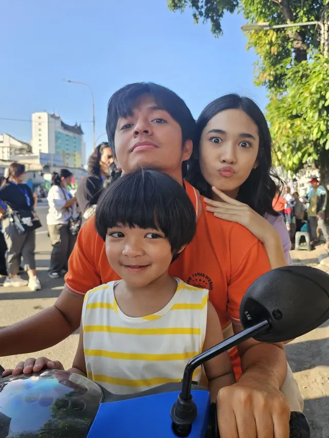 Potret Angga Yunanda bareng ‘anak’  di film Dua Hati Biru (Sumber: Instagram/@angga)