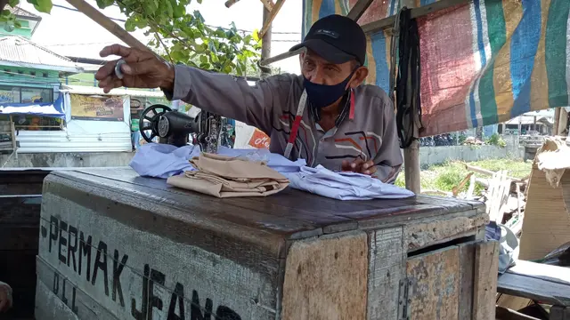 Rohani (63) tukang permak pakaian berbagi rejeki pada peminta-minta. Sabtu (4/9/2021). (Foto: Liputan6.com/KusfitriaMarstyasih)