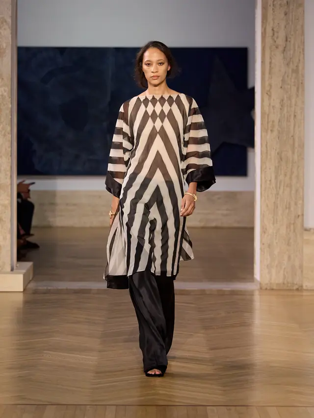 Debut Maria Grazia Chiuri di FENDI Couture, Angkat Sensualitas Lewat Siluet Mengalir