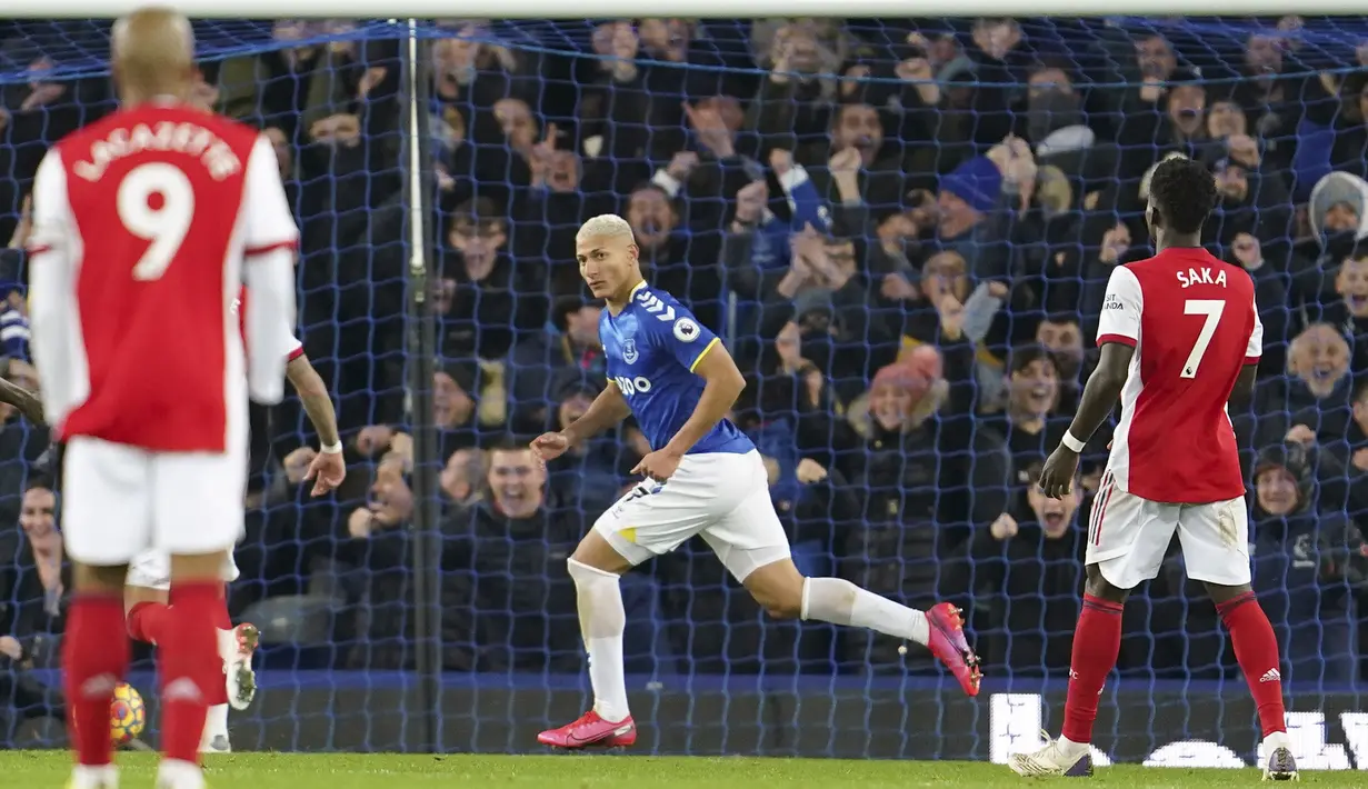 Pemain Everton Richarlison (tengah) bereaksi setelah mencetak gol yang dianulir karena offside saat melawan Everton pada pertandingan Liga Inggris di Goodison Park, Liverpool, Inggris, 6 Desember 2021. Arsenal kalah 1-2. (AP Photo/Jon Super)