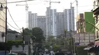 Suasana pembangunan Rumah Susun Sewa Tingkat Tinggi Pasar Rumput, Jakarta Selatan, Sabtu (6/10). Rusun yang ditargetkan rampung pada Desember 2018 memiliki 1.984 unit dan diprioritaskan untuk warga relokasi. (Liputan6.com/Immanuel Antonius)