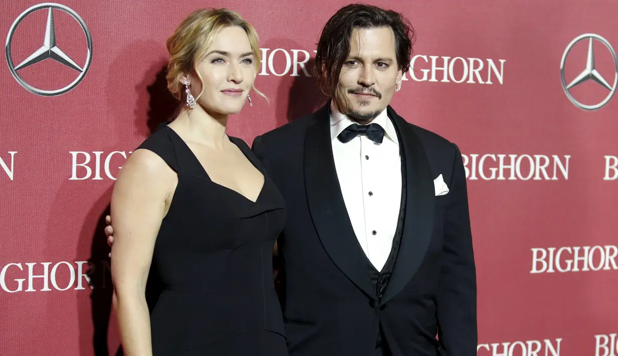 Aktor Johnny Depp berpose dengan aktris Kate Winslet saat menghadiri Gala Annual Palm Springs International Film Festival Awards ke-27 di California, (2/1). Johnny Depp memenangkan penghargaan Desert Palm Achievement. (REUTERS/Danny Moloshok)