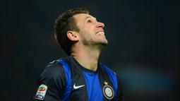 Antonio Cassano (Inter Milan) - Pemain berjuluk Si Bengal ini kerap ribut dengan pelatih, termasuk dengan pelatih Inter Milan, Andrea Stramaccioni pada 2013. Selain Stramaccioni, ia juga pernah ribut dengan Rudi Voeller dan Fabio Capello. (AFP/Olivier Morin)