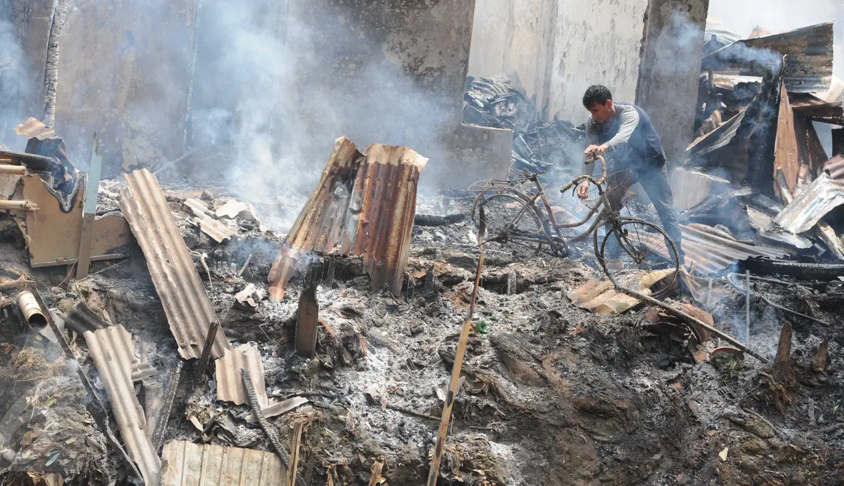 Warga mencari barang yang bisa dimanfaatkan dari sisa kebakaran di kawasan padat penduduk Bukit Duri, Jakarta, Kamis (24/12). Kebakaran yang menghanguskan sekitar 70 petak rumah itu masih dalam penyelidikan pihak terkait. (Liputan6.com/Helmi Afandi)
