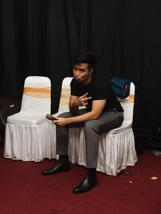 Memiliki visual tampan dan suara merdu, tak heran pelantun lagu 'Nuansa Bening' ini banyak memiliki penggemar di tanah air. (Liputan6.com/IG/@vidialdiano)