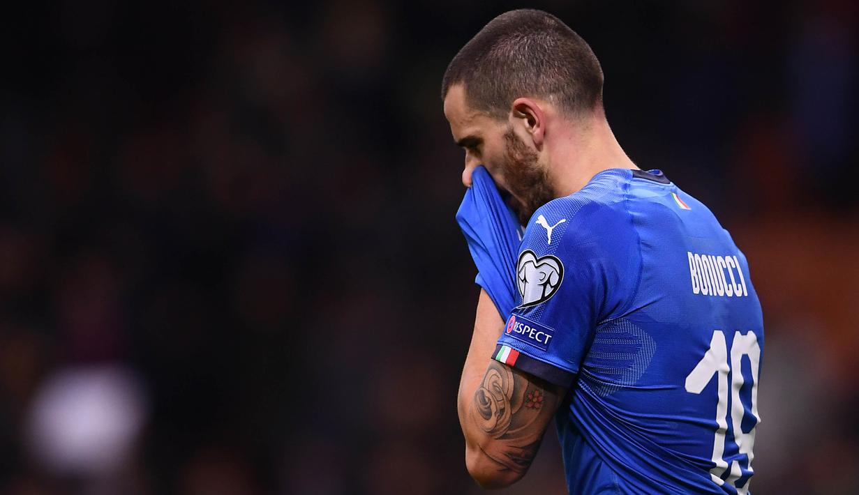 Bek Italia, Leonardo Bonucci, tampak bersedih usai gagal membawa Italia lolos ke Piala Dunia 2018 setelah disingkirkan Swedia di Stadion Giuseppe Meazza, Senin (13/11/2017). Italia bermain imbang 0-0 dengan Swedia. (AFP/Marco Bertorello)