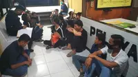 Remaja dan pria dewasa yang dibawa ke Polresta Pekanbaru karena melanggar jam malam dan terlibat pengeroyokan. (Liputan6.com/M Syukur)