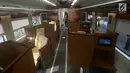Pemudik bersiap menaiki  kereta sleeper di Stasiun Gambir, Jakarta, Selasa (12/6). Kereta yang memiliki fasilitas lengkap ini tersedia dengan rute Surabaya-Jakarta maupun sebaliknya. (Merdeka.com/Imam Buhori)