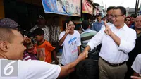 Calon Gubernur DKI Jakarta, Anies Baswedan (tengah) melihat penyambutan saat sosialisasi di Kota Bambu Utara, Jakarta, Rabu (21/12). Dihadapan pendukungnya, Anies memaparkan beberapa program jika terpilih di Pilkada 2017. (Liputan6.com/Helmi Fithriansyah)