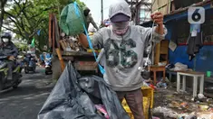Petugas kebersihan mencari barang bekas untuk di jual kembali di tempat pembungan sementara di kawasan Petir, Kota Tangerang, Banten, Kamis (20/7/2023). (Liputan6.com/Angga Yuniar)