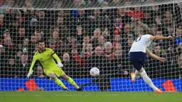 Striker Tottenham Hotspur, Harry Kane mencetak gol ke gawang Manchester United melalui eksekusi penalti pada laga pekan ke-29 Liga Inggris 2021/2022 di Old Trafford Stadium, Manchester (12/3/2022). Harry Kane total mencetak 5 gol dan 2 assist dari 18 laga bersama Tottenham Hotspur saat menghadapi Manchester United di semua ajang. Gol terakhirnya terjadi pada pekan ke-29 Liga Inggris 2021/2022 melalui eksekusi penalti saat Spurs kalah 2-3. (AFP/Lindsey Parnaby)